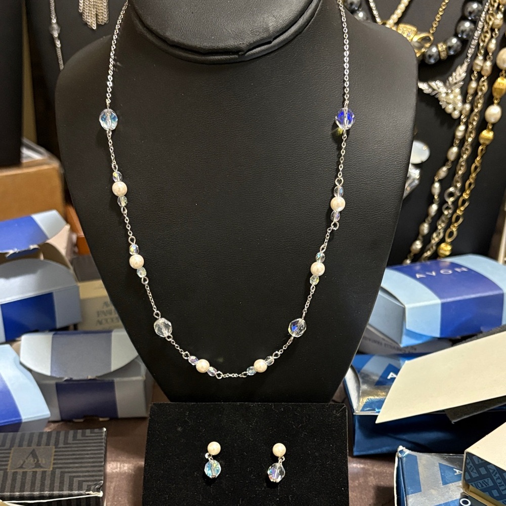 Vintage Avon old stock new stock 1998 Faux Pearl & Crystal illusion gift set.